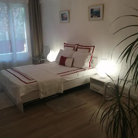 5 Minute De La Promenade Apartment